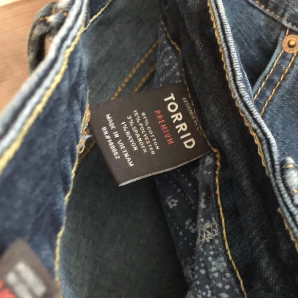 High rise curvy 26R torrid jeans almost brand new - Picture 4 of 8